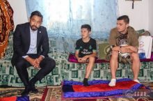 Qirg'iziston futbol Federaciyasi rahbari nogiron bolaning uyiga bordi FOTO