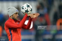 Dani Alves "Liverpul"ga o'tishga yaqin bo'lgani haqida gapirdi