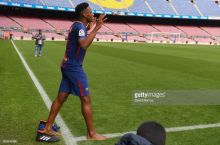 Buni ko'rish kerak! Yerri Mina "Kamp Nou"dagi ilk qadamini o'zgacha uslubda amalga oshirdi (FOTO+VIDEO)