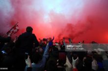 FOTOGALEREYA. Liverpul ko'chalarini qizil rangga bo'yagan muxlislar