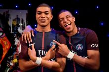 Mbappe Parijdagi muzeyda gipsdan yasalgan haykali bilan uchrashdi + FOTO