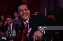 Mesut Ozil endi "Arsenal"da yangi raqamda o'ynaydi