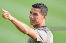 Ronaldu jurnalist ustidan kuldi (VIDEO)