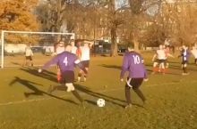 Ko'cha futbolida urilgan supergol (VIDEO)