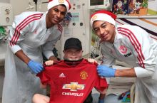 "Manchester Yunayted" futbolchilari bayram arafasida kasalxonaga borishdi FOTO