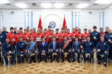 Президент наградил тренеров и игроков Национальной сборной Кыргызстана государственными наградами Кыргызской Республики