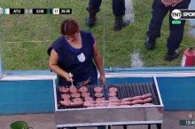 Maydonda sosiska pishirishganini ko'rganmisiz? Argentina oliy ligasida buning iloji bor