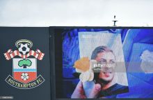 Salani tahqirlagan "Sautgempton"ning ikki muxlisi butun umrga futboldan chetlatildi FOTO
