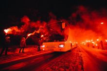 Bunaqasini hech qachon ko'rmagansiz. Muxlislar "Zenit" avtobusiga olovli yo'lak tashkil etishdi