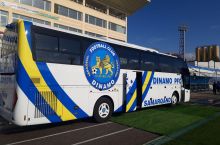 Хоким Самарканда подарил новый автобус ФК "Динамо"