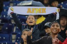 AGMK - "Bunyodkor". Yomg'irda qolgan muxlislar GALEREYASI