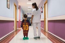 Ispaniyada kasal bolalarga mashhur klublar futbolkalaridan xalatlar tayyorlanmoqda