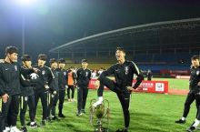 Koreyalik futbolchi kubok ustiga oyog'ini qo'ydi va jamoadan sovrin olib qo'yildi
