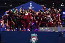 "Liverpul" futbolchilari sovrinni boshi uzra baland ko'tarishdi
