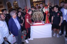 Turkiyaning O'zbekistonga qarshi o'yindan oldingi mashg'uloti, raqiblarimiz SHenol Guneshning tug'ilgani kunini o'zgacha ko'rinishda nishonlashdi