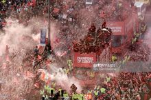 Alvon rangga burkangan shahar, Firminoning qizil sochi va bekat hamda svetofor ustidagi muxlislar. Liverpulda chempionlik paradi o'tkazildi