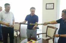 "Bunyodkor" Abramovga qilich sovg'a qildi