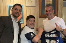 Rasman: Diego Maradona yana bosh murabbiyga aylandi