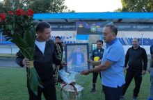 АГМК раҳбарияти ва футболчилари Миржалол Қосимовни табриклашди
