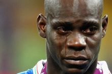 Balotelli to'pni muxlislarga qarab tepdi, maydonni tark etishga harakat qildi, qaytdi va raqibni jazoladi