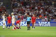 Boshidan jarohat olgan futbolchiga yordam ko'rsatish uchun chiqqan shifokorga qizil kartochka berildi
