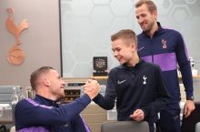 Bolboy "Tottenxem" futbolchilari bilan tushlik qildi. Uni shaxsan Mourinyu taklif qilgan edi