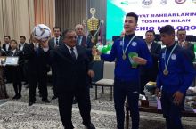 Navoiy viloyati bolalar-o'smirlar futbol akademiyasi tarbiyalanuvchilari taqdirlanishdi