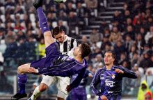 Muhim gollarni urgan futbolchilar retro liboslarda