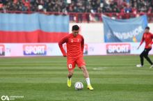 Rustam G'oipov kuylamoqda, futbolchilar mashg'ulot o'tkazyapti, bloger esa yangi video suratga olmoqda