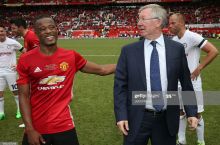 Evra: "Bir kuni muxlislarga qaramasdan o'tib ketdik, Fergyuson esa bizga baqirdi"