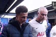 Tarixiy suratlarda murabbiy va futbolchi joy almashib qolganda