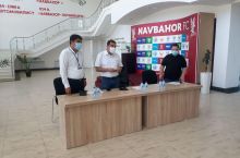 Namangan viloyati hokimi "Navbahor" futbolchilariga esdalik qo'l soatlarini topshirdi
