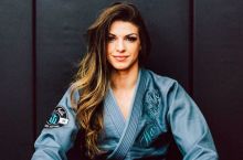 Жиу-житсу устасининг қизи UFC камари учун ҳаракатни бошлади. У нафақат кучли, балки гўзал ҳамдир