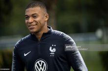 Mbappe terma jamoadagi barcha mukofot pullarini xayriya ishlariga sarflaydi. U 4 yil ichida 1,5 million evro xayriya qilgan