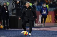 Mourinyu “Roma”ning o'yini vaqtida yuragi to'xtab qolgan muxlisga sovg'a berishni vada qildi