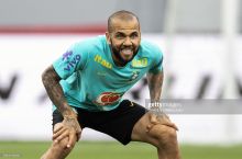 Dani Alves: "Sovrinlar kerakmi? Menga qo'ng'iroq qiling!"