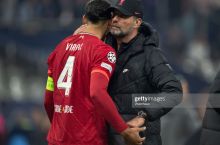 Klopp ECHLdagi 100- hamda “Liverpul”dagi 400-o'yinini o'tkazdi. Van Deyk ham mersisaydliklar libosida yubiley uchrashuvida qatnashdi