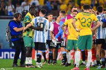 Avstraliyalik futbolchilar Argentinaga qarshi bahsdan so'ng Messi bilan suratga tushdi