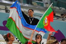 ⚡️ O'zbekiston bayrog'i fonida xursandchilik qilayotgan Portugaliya, “Selecao das Quinas” muxlislari ichidagi Abdurahmon Fozilov va boshqa humyurtlarimiz – “Lusayl”dagi stadiondan ekskyuziv kadrlar