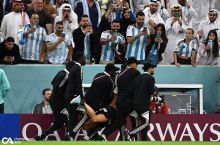 Niderlandiya va Argentina o'rtasidagi bahsda maydonga yugurib tushgan barzangi muxlis kimligi malum. U 2019 yil ECHL finalida Kinsi Volanskiga hamrohlik qilgan
