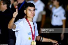 Dibala JCH oltin medalini "Roma" muzeyiga sovg'a qildi