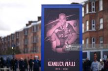 "CHelsi" futbolchilari "Kristal Pelas"ga qarshi bahs oldidan mashg'ulotga Vialli familiyasi yozilgan futbolkalarda chiqishdi
