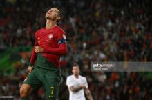 Роналду расмий ўйинларда Португалия учун 100-голини урди ва тарихда биринчи бўлди