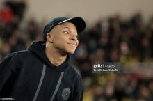 Mbappe Ispaniyaga kelib, "Real Madrid" logotipi tushirilgan varaqaga imzo chekishdan bosh tortdi