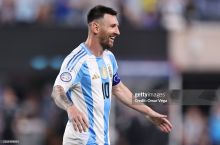 Messi terma jamoadagi barcha sheriklariga Argentina ranglari aks etgan quloqchinlarni sovg'a qildi