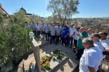 "Qizilqum" klubi 1979 yilgi fojiada halok bo'lgan "Paxtakor"ning navoiylik o'yinchisi qabrini ziyorat qilishdi