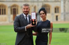 Дэвид Бекхэм қиролдан рицарлик унвонини қабул қилиб олди