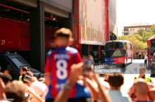 "Барселона" мухлислари автобуси ёниб кетди