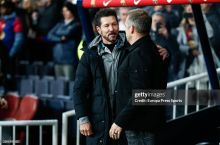 Флик трибуна остига кириб кетган Симеонега етиб олди ва уни қучоқлади