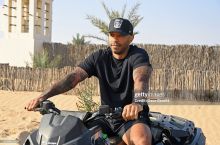 Анри Салоҳ ҳақида: "Ливерпуль"да муаммолар бўлиб турганда ва ўзинг натижа кўрсатмаётган пайтда фақат ўзинг ҳақингда гапириш ярамайди. Мен "Барса"да ўйнамаётганимда буни Пепнинг юзига айтганман, оммага эмас. Жамоани ҳимоя қилиш керак"